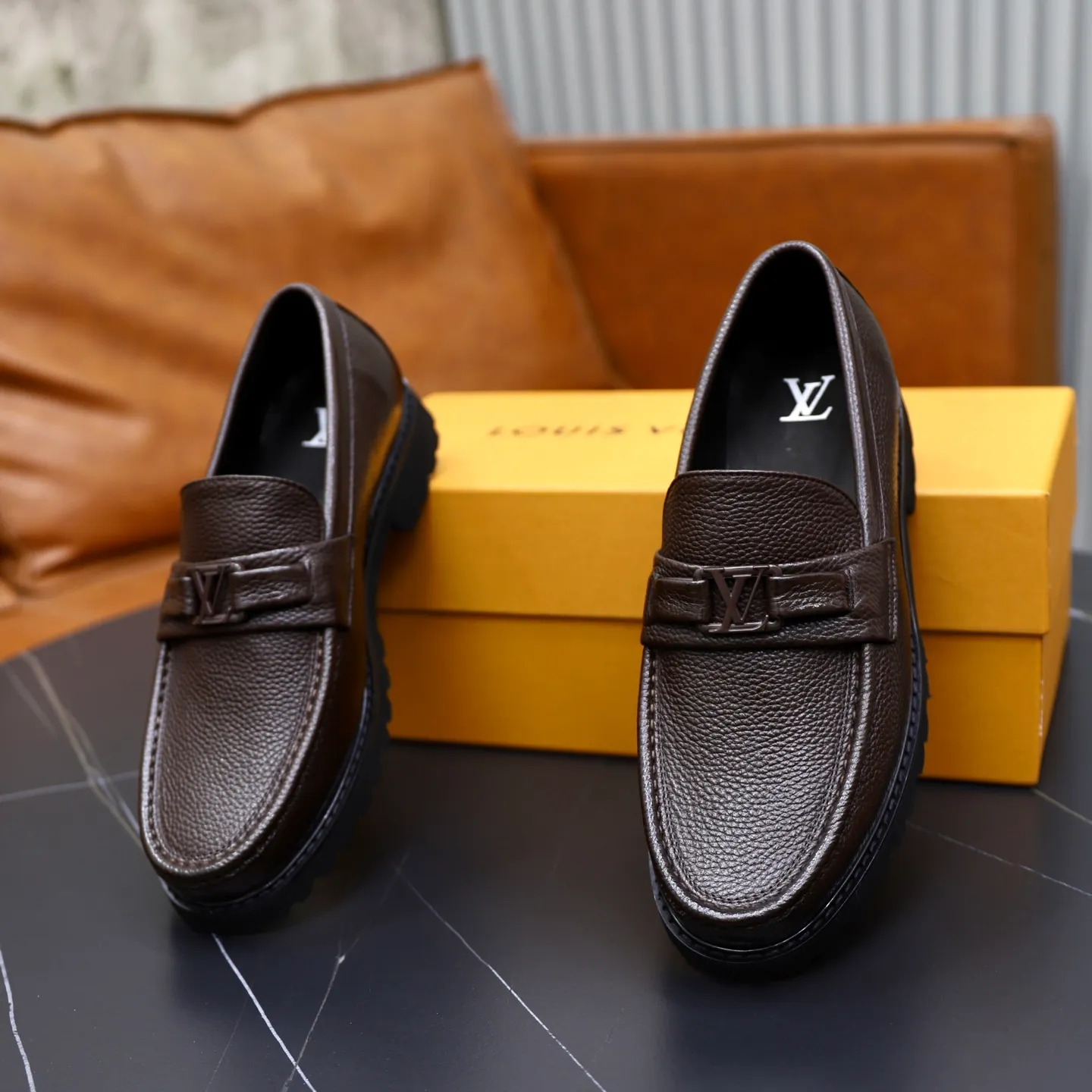 Men's men's shoes💰600💰Louis Vuitton LV men's classic Oxford shoes, men's business formal boutique leather shoes, classic style, almond kernel exquisite toe, ultimate art, the whole shoe is made of imported cow leather (open edge beads), carefully selected, fine pores, excellent gloss, soft texture, strong toughness, durable and not easy to deform, apricot calf leather lining, soft, comfortable, sweat-absorbent and breathable. Foam outsole, original box and dust bag packaging! Size: 38–44 (45/46 customized)
